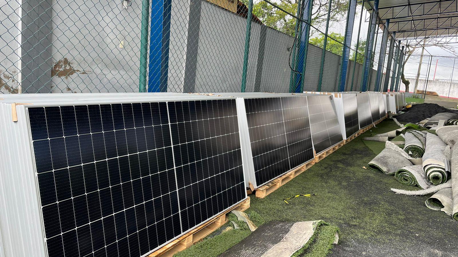 Com o objetivo de investir em energia limpa e renovável, o Clube Asbemge está instalando em suas dependências uma usina fotovoltaica